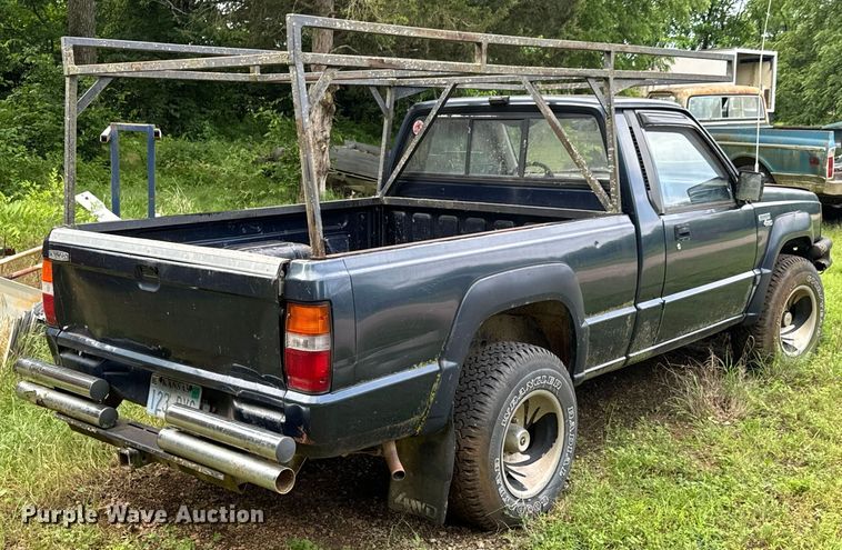 image for item DX0601 1988 Mitsubishi Mighty Max  pickup truck