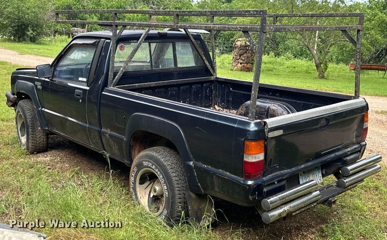 image for item DX0601 1988 Mitsubishi Mighty Max  pickup truck