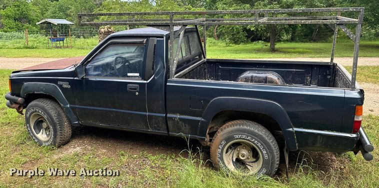 image for item DX0601 1988 Mitsubishi Mighty Max  pickup truck