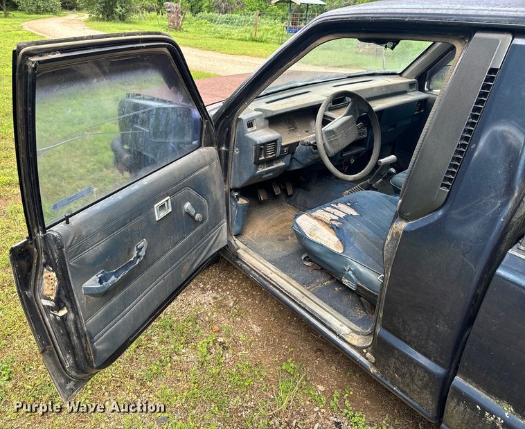 image for item DX0601 1988 Mitsubishi Mighty Max  pickup truck