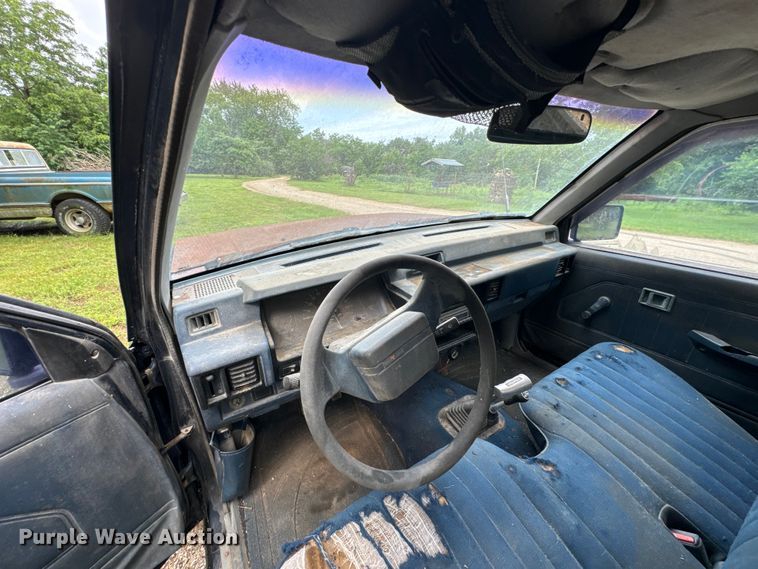 image for item DX0601 1988 Mitsubishi Mighty Max  pickup truck