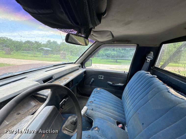 image for item DX0601 1988 Mitsubishi Mighty Max  pickup truck