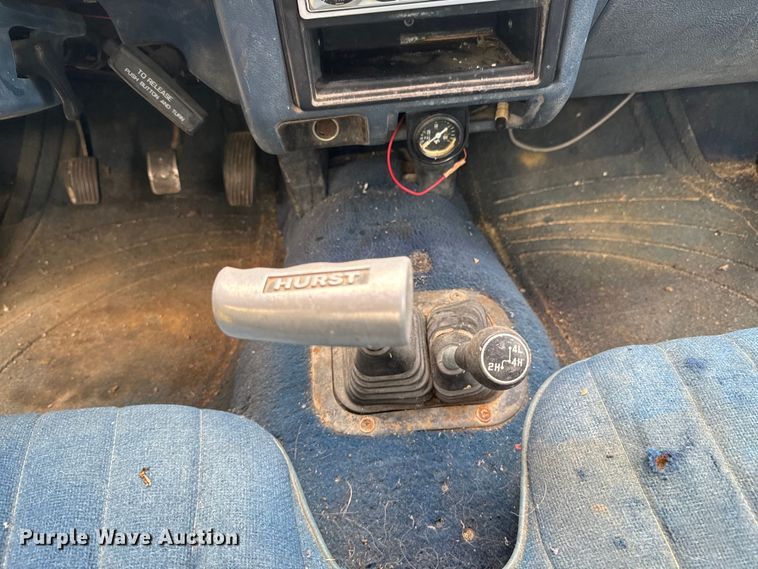 image for item DX0601 1988 Mitsubishi Mighty Max  pickup truck