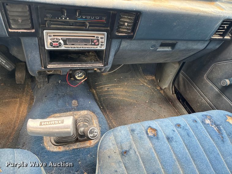 image for item DX0601 1988 Mitsubishi Mighty Max  pickup truck