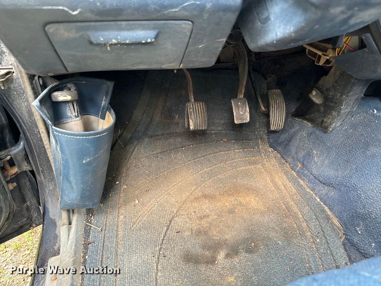 image for item DX0601 1988 Mitsubishi Mighty Max  pickup truck