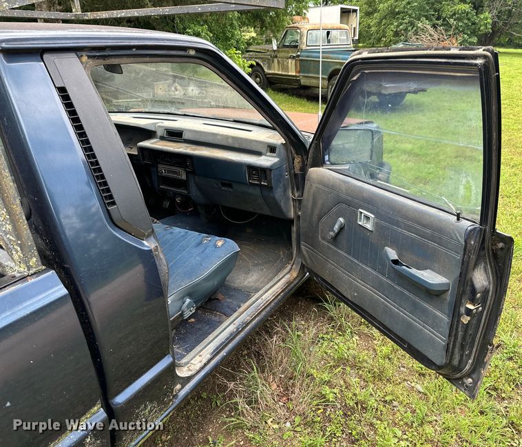 image for item DX0601 1988 Mitsubishi Mighty Max  pickup truck