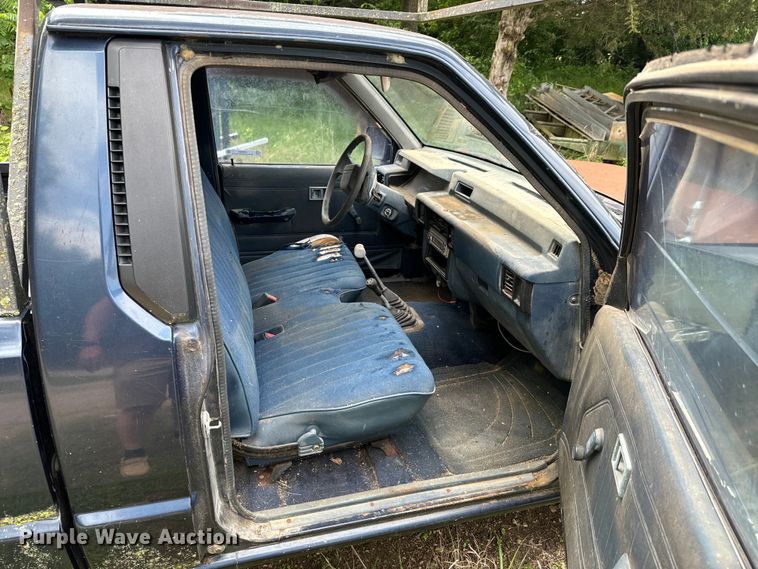 image for item DX0601 1988 Mitsubishi Mighty Max  pickup truck