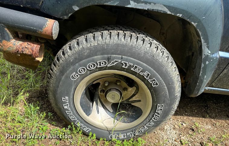 image for item DX0601 1988 Mitsubishi Mighty Max  pickup truck