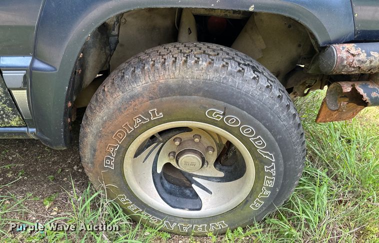 image for item DX0601 1988 Mitsubishi Mighty Max  pickup truck