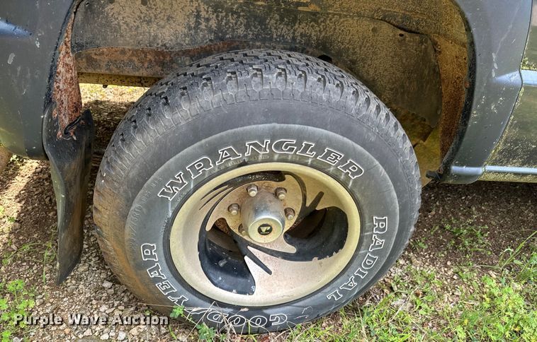 image for item DX0601 1988 Mitsubishi Mighty Max  pickup truck