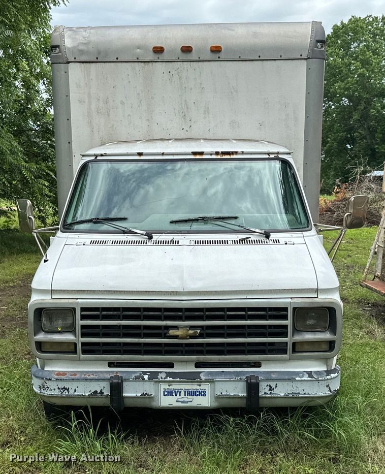 image for item DX0602 1994 Chevrolet 30 box truck