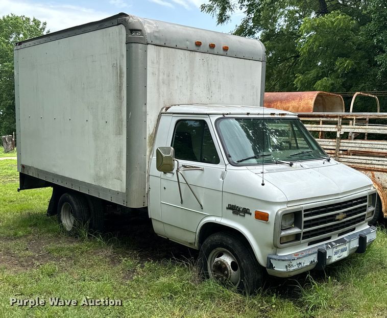 image for item DX0602 1994 Chevrolet 30 box truck