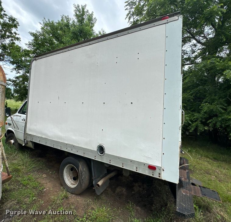 image for item DX0602 1994 Chevrolet 30 box truck