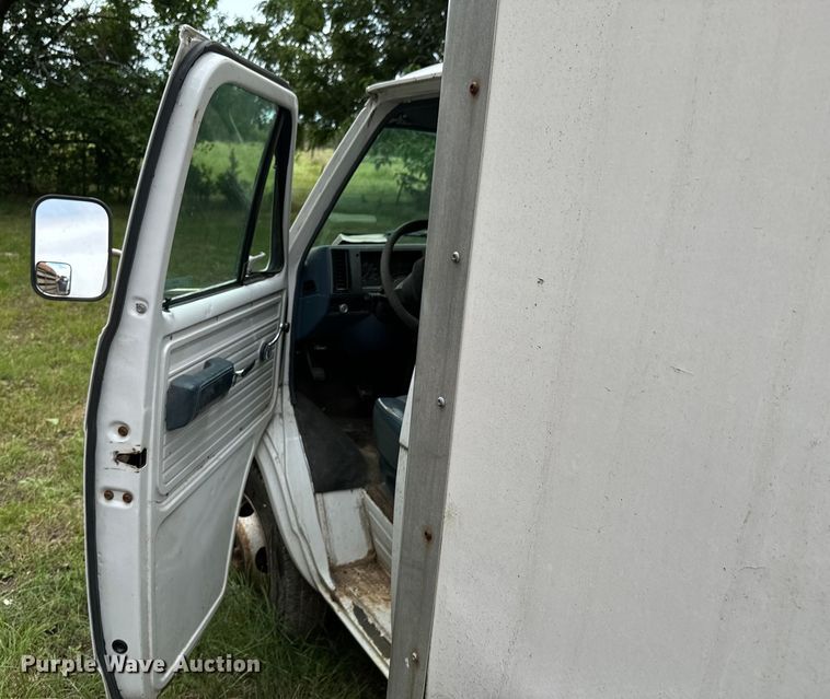 image for item DX0602 1994 Chevrolet 30 box truck