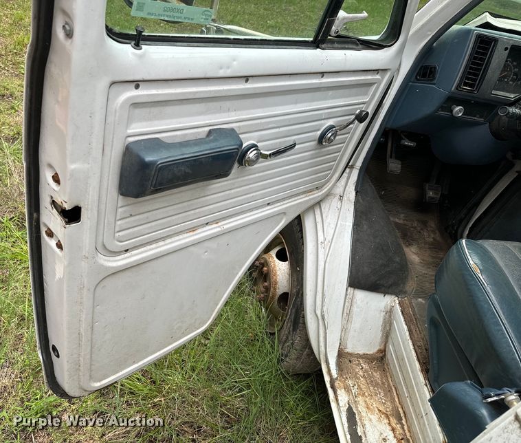 image for item DX0602 1994 Chevrolet 30 box truck