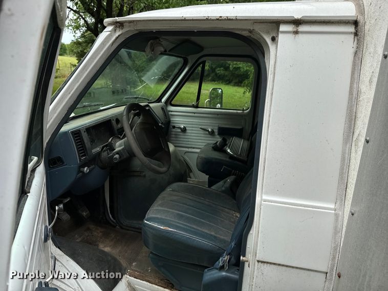 image for item DX0602 1994 Chevrolet 30 box truck