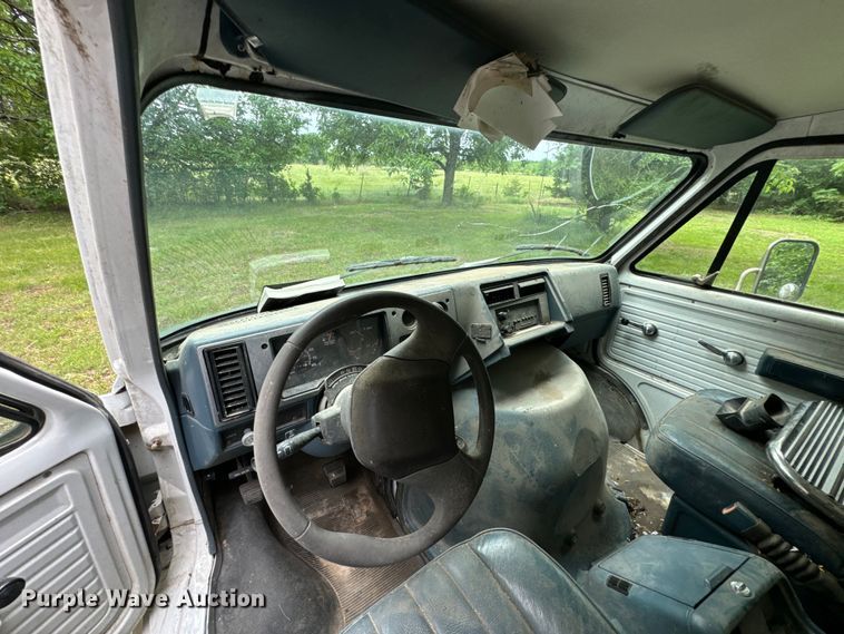 image for item DX0602 1994 Chevrolet 30 box truck