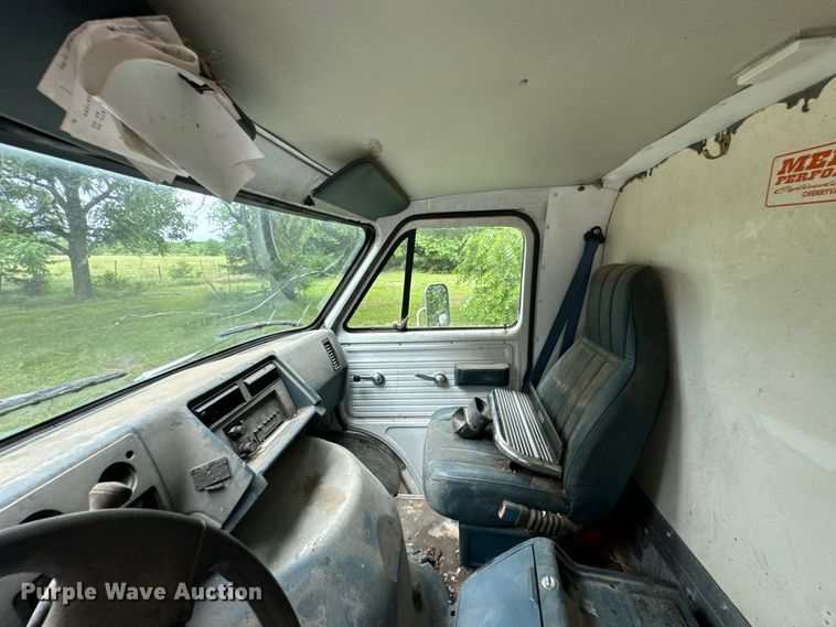 image for item DX0602 1994 Chevrolet 30 box truck