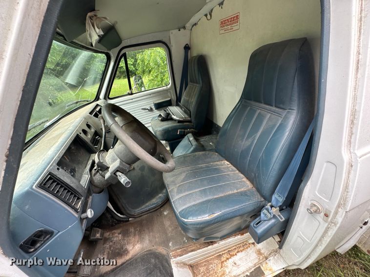 image for item DX0602 1994 Chevrolet 30 box truck