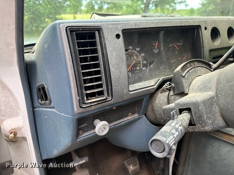 image for item DX0602 1994 Chevrolet 30 box truck