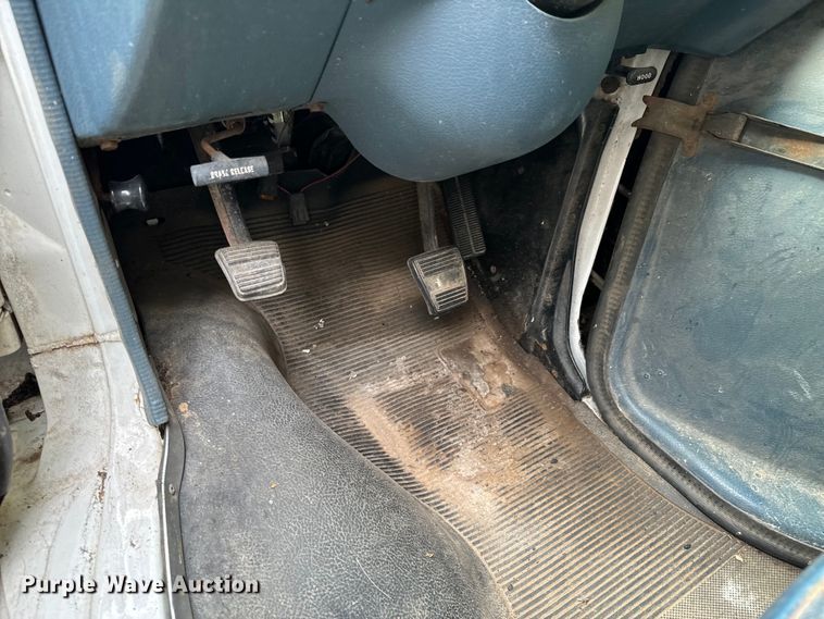 image for item DX0602 1994 Chevrolet 30 box truck