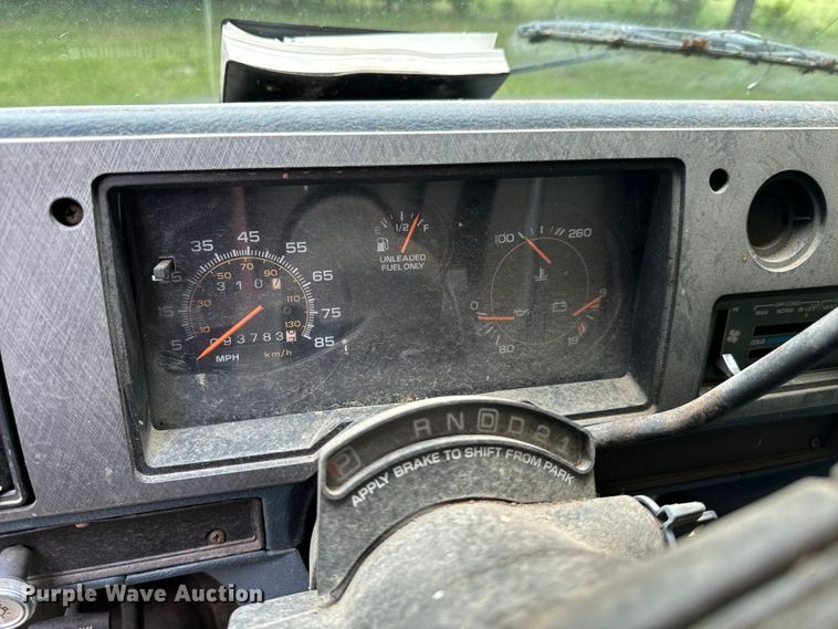 image for item DX0602 1994 Chevrolet 30 box truck