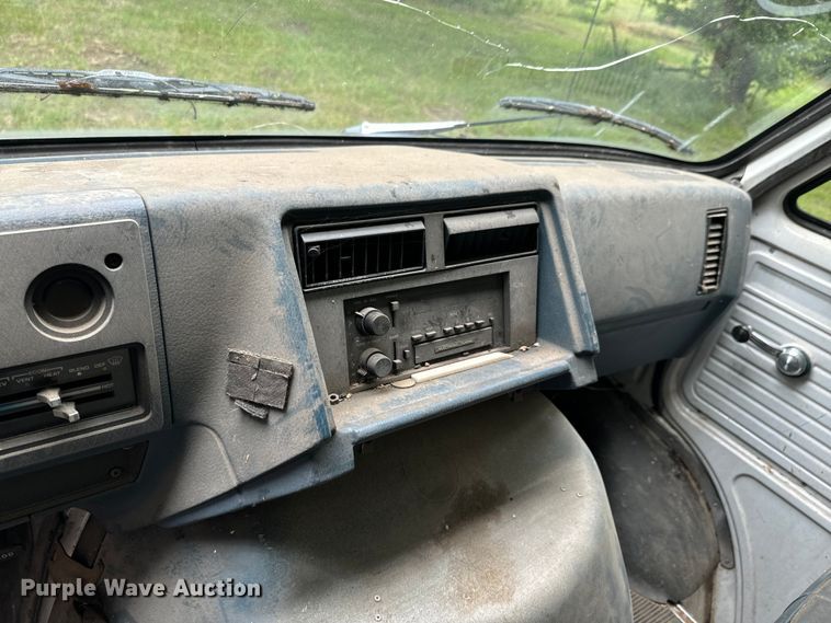 image for item DX0602 1994 Chevrolet 30 box truck