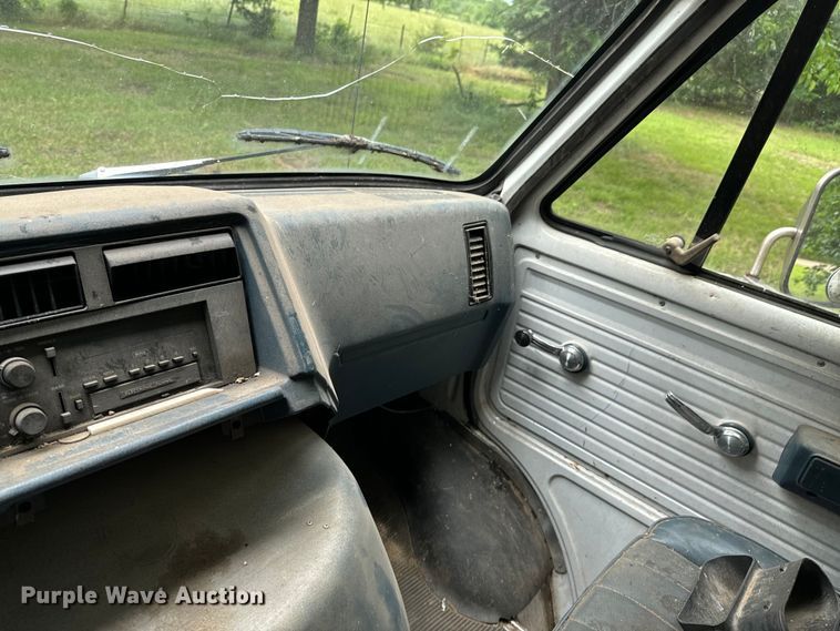 image for item DX0602 1994 Chevrolet 30 box truck