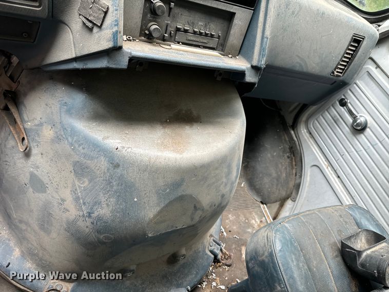 image for item DX0602 1994 Chevrolet 30 box truck