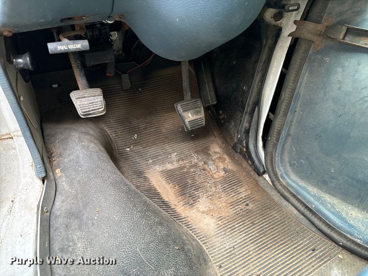 image for item DX0602 1994 Chevrolet 30 box truck