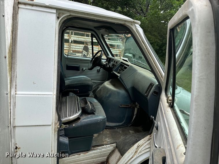 image for item DX0602 1994 Chevrolet 30 box truck