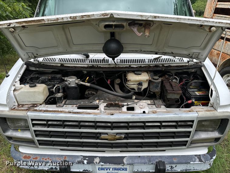 image for item DX0602 1994 Chevrolet 30 box truck