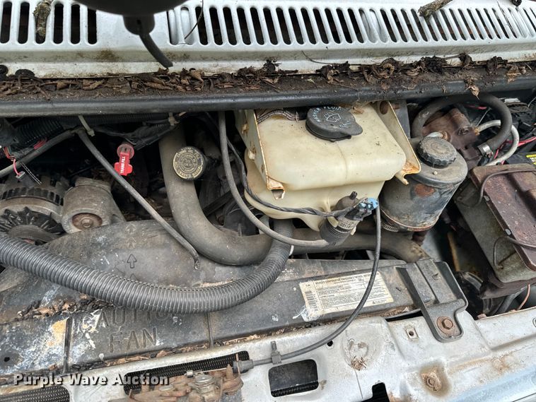 image for item DX0602 1994 Chevrolet 30 box truck