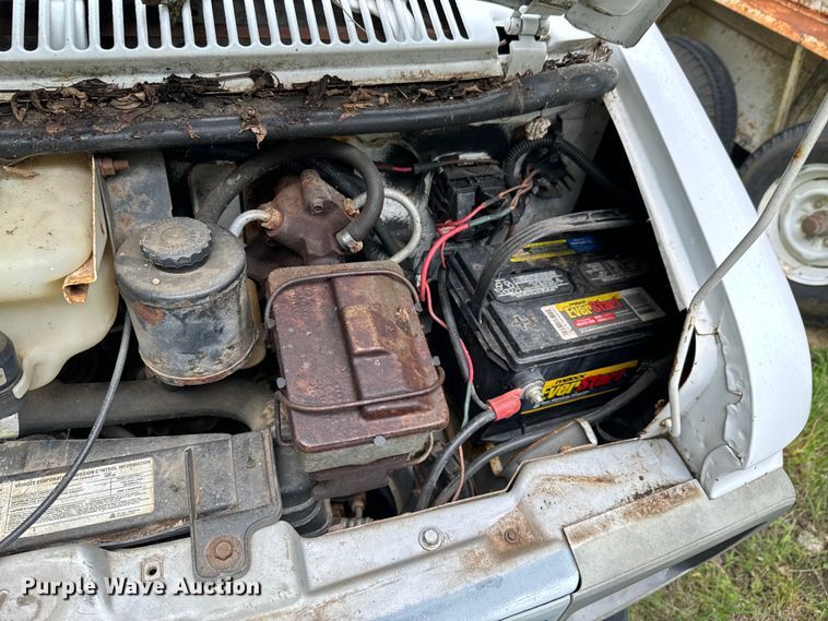 image for item DX0602 1994 Chevrolet 30 box truck