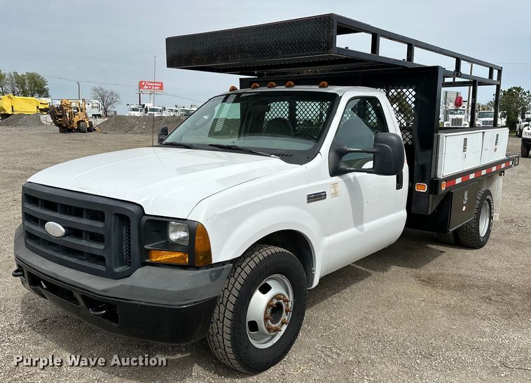 image for item EG1386 2006 Ford F350 Super Duty flatbed pickup truck