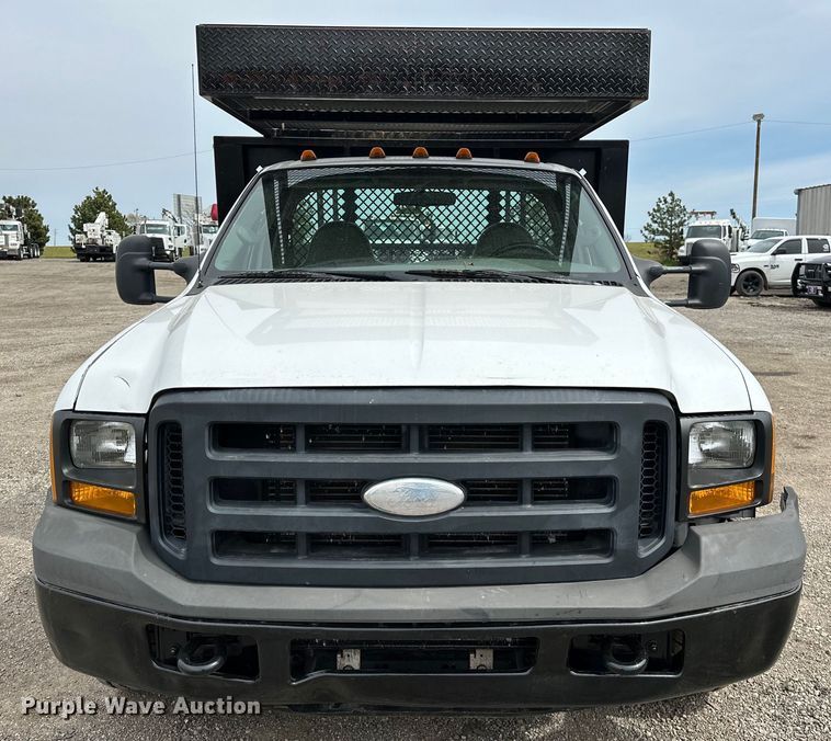 image for item EG1386 2006 Ford F350 Super Duty flatbed pickup truck