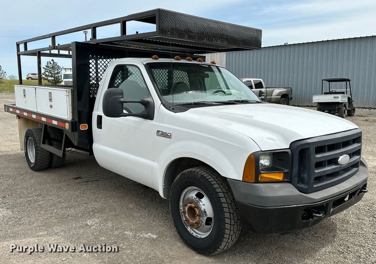 image for item EG1386 2006 Ford F350 Super Duty flatbed pickup truck