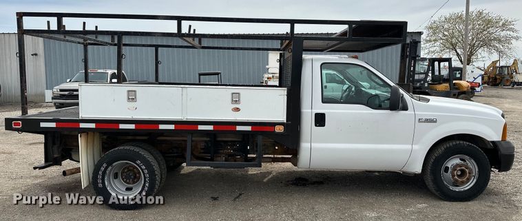 image for item EG1386 2006 Ford F350 Super Duty flatbed pickup truck