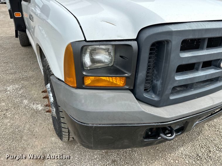 image for item EG1386 2006 Ford F350 Super Duty flatbed pickup truck