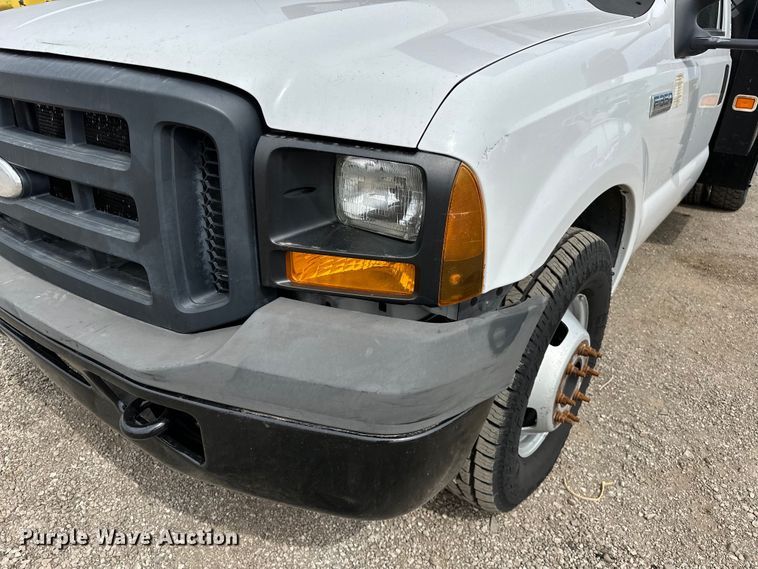 image for item EG1386 2006 Ford F350 Super Duty flatbed pickup truck