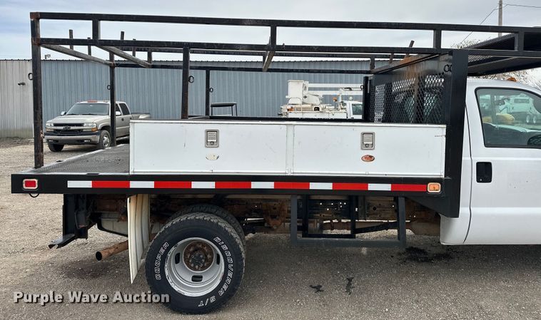 image for item EG1386 2006 Ford F350 Super Duty flatbed pickup truck