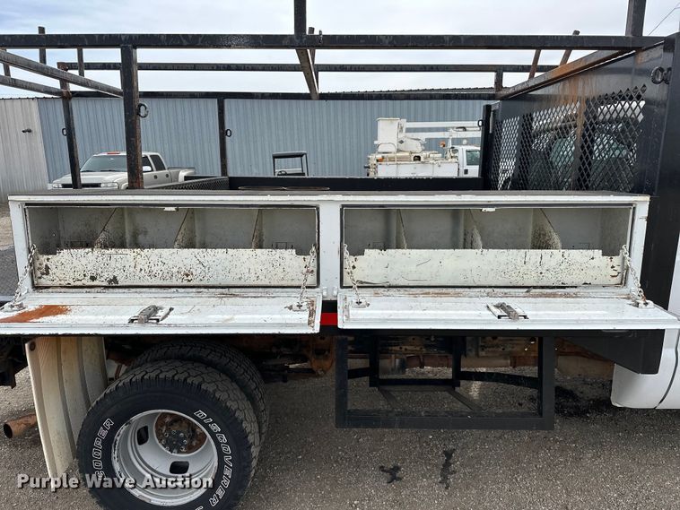 image for item EG1386 2006 Ford F350 Super Duty flatbed pickup truck