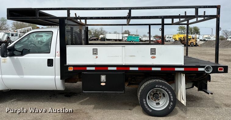 image for item EG1386 2006 Ford F350 Super Duty flatbed pickup truck