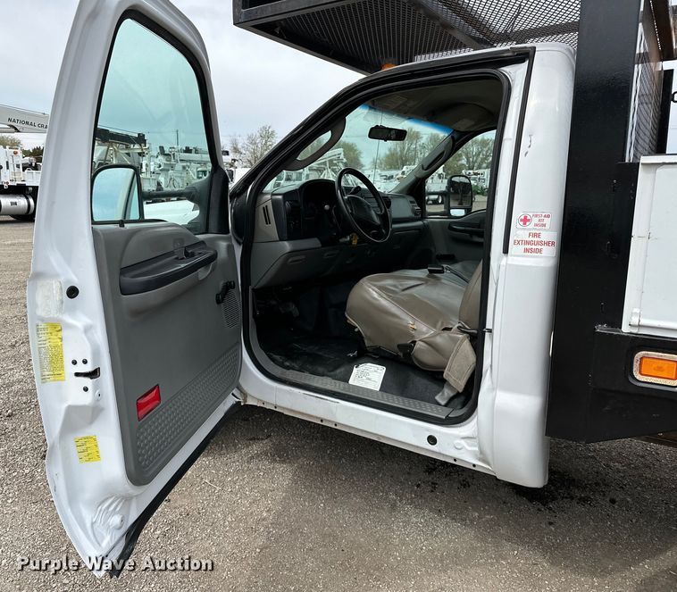 image for item EG1386 2006 Ford F350 Super Duty flatbed pickup truck