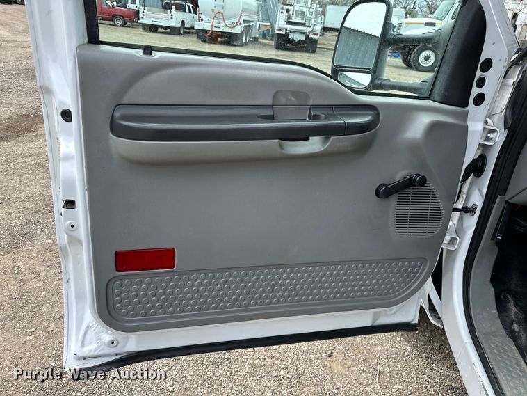 image for item EG1386 2006 Ford F350 Super Duty flatbed pickup truck