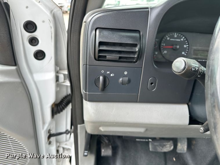 image for item EG1386 2006 Ford F350 Super Duty flatbed pickup truck