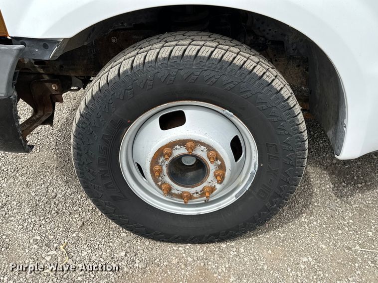 image for item EG1386 2006 Ford F350 Super Duty flatbed pickup truck