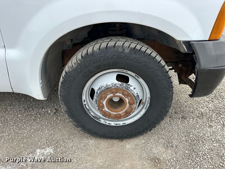 image for item EG1386 2006 Ford F350 Super Duty flatbed pickup truck