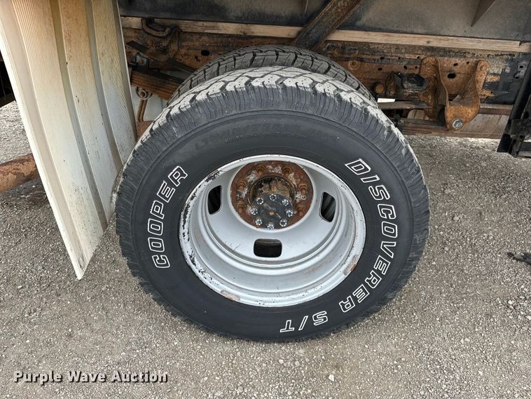 image for item EG1386 2006 Ford F350 Super Duty flatbed pickup truck