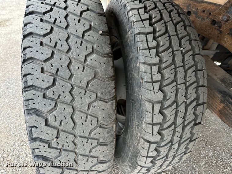 image for item EG1386 2006 Ford F350 Super Duty flatbed pickup truck